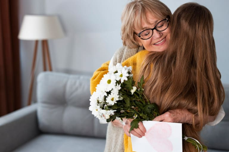 Idei de cadouri pentru mama de ziua ei: cum să alegi darul care îi aduce zâmbetul pe buze