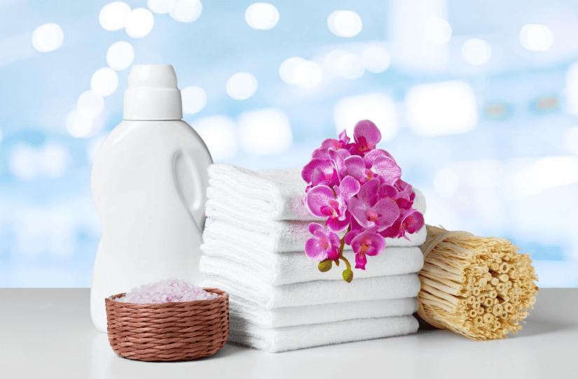 Cum se folosește corect înălbitorul pentru rufe albe și alte sfaturi privitoare la cum să albești hainele