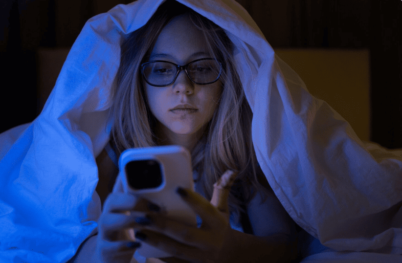 Lumina albastră emisă de dispozitivele digitale este mai nocivă decât (nu) ai crede